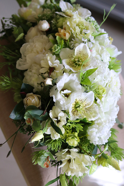 elegancka kompozycja kwiatowa w bieli, Magdalena, wys.30cm, dł.50cm