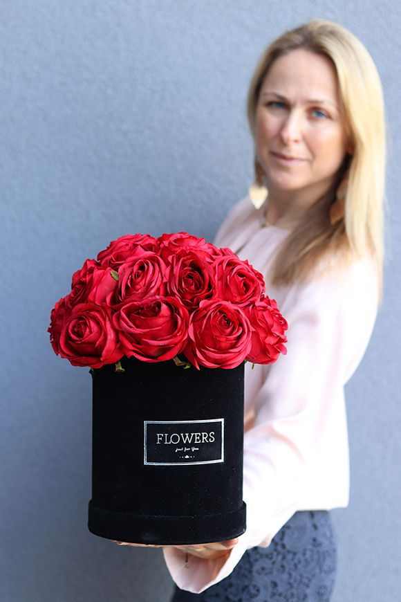 welurowy flowerbox / kompozycja kwiatowa Red Flowers, wys.29cm