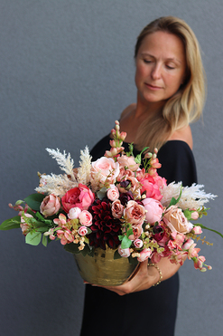 Fegaro Malla, kompozycja kwiatowa w złotej donicy, wym.38x47cm