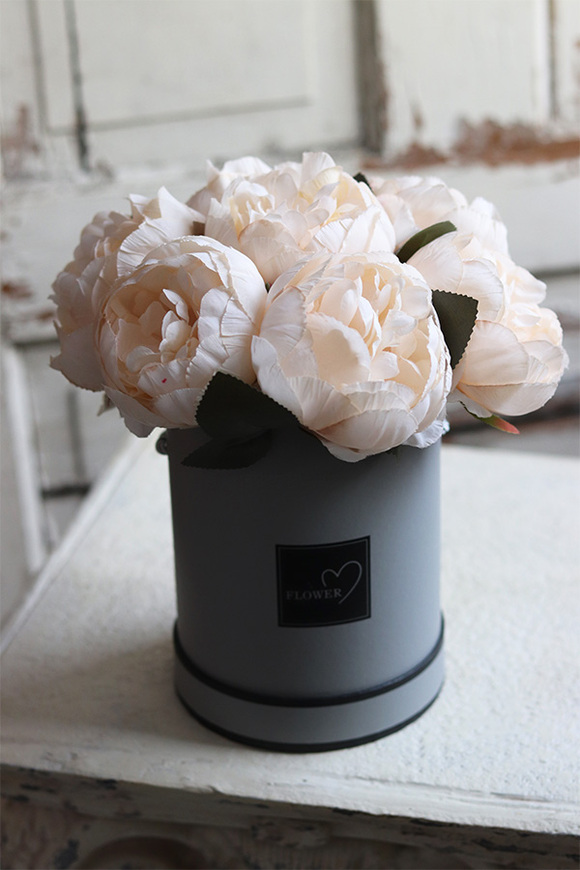 Ecru Peonies, flowerbox z kwiatami w kolorze jasnej brzoskwini, wym.28cm