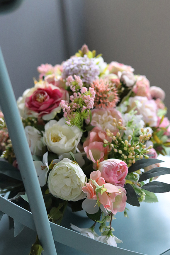 Jessy, dekoracja kwiatowa w białym naczyniu, wym.21x47cm 