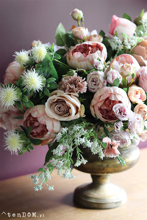 Juanita New, ekskluzywna kompozycja kwiatowa w złotym naczyniu, wys.48cm