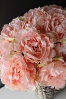 bardzo bogaty kosz z łososiowo-różowymi peoniami Provance wys.60cm 
