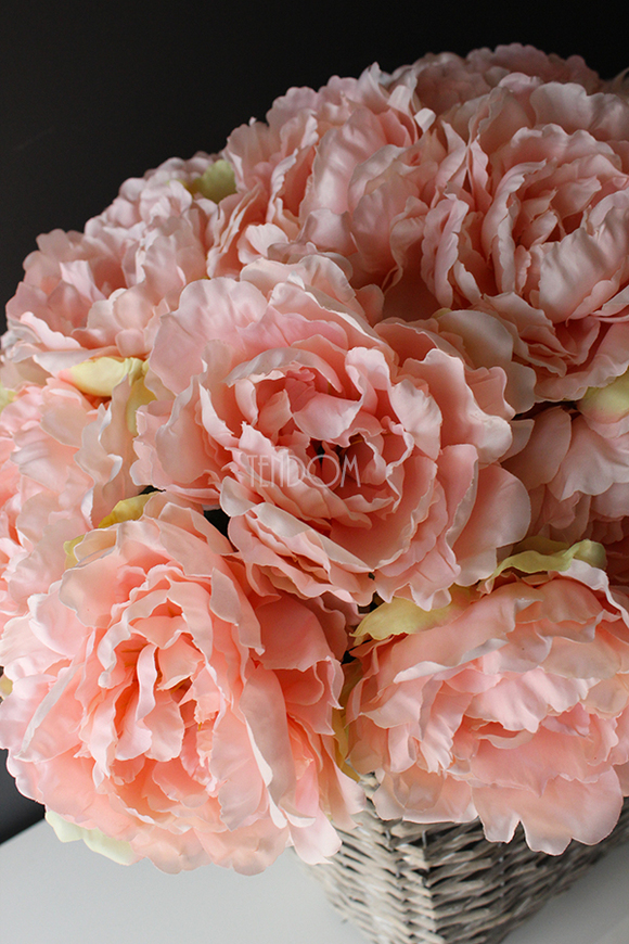 bardzo bogaty kosz z łososiowo-różowymi peoniami Provance wys.60cm 