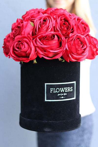 welurowy flowerbox / kompozycja kwiatowa Red Flowers, wys.29cm