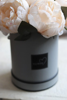 Ecru Peonies, flowerbox z kwiatami w kolorze jasnej brzoskwini, wym.28cm