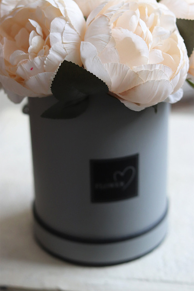 Ecru Peonies, flowerbox z kwiatami w kolorze jasnej brzoskwini, wym.28cm
