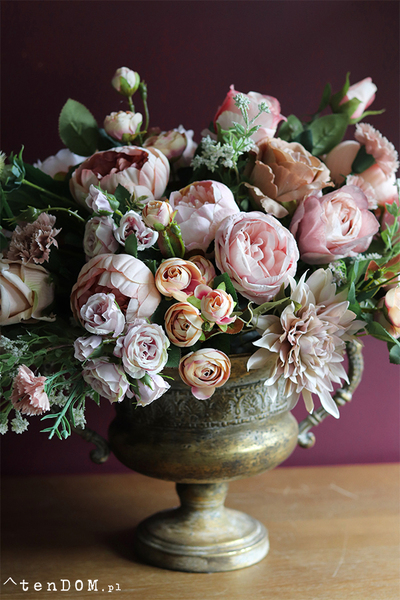 Juanita New, ekskluzywna kompozycja kwiatowa w złotym naczyniu, wys.48cm