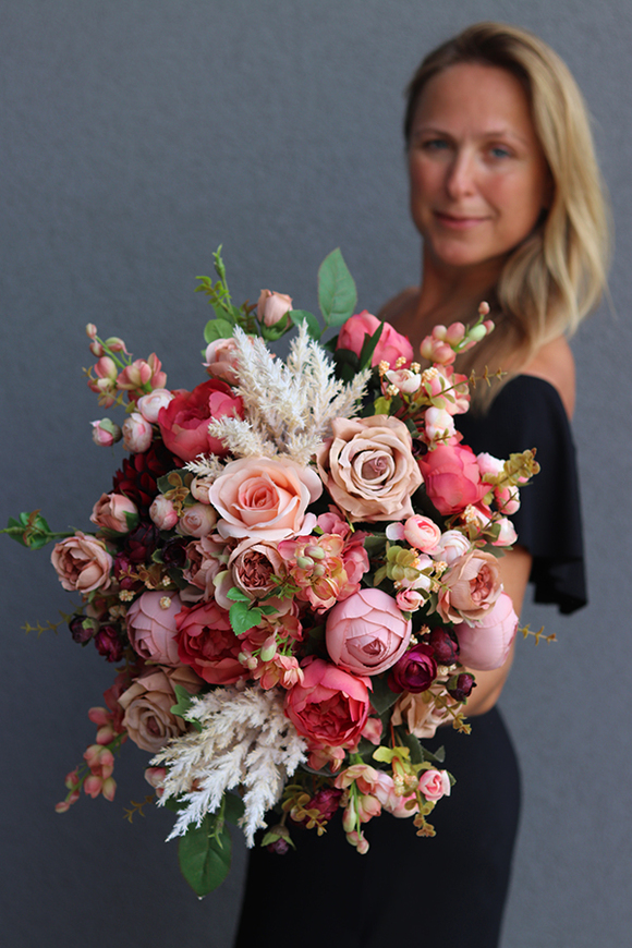 Fegaro Malla, kompozycja kwiatowa w złotej donicy, wym.38x47cm