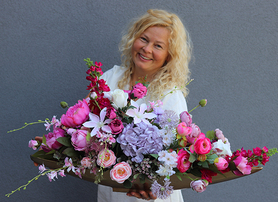 Lambada Diletta de Lux, różowa kwiatowa kompozycja w złotym naczyniu, dł.80cm