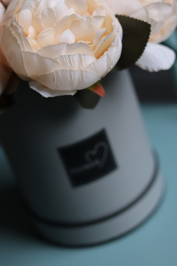 Ecru Peonies, flowerbox z kwiatami w kolorze jasnej brzoskwini, wym.28cm