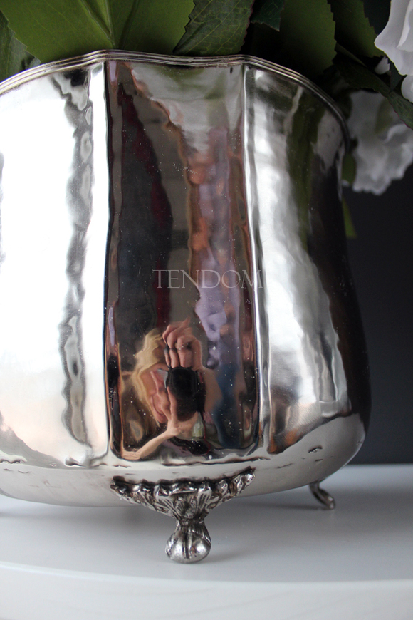 Hellada kompozycja hortensji w cynowanym ekskluzywnym naczyniu z herbem, wys.55cmx50cm