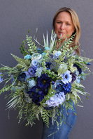 kompozycja kwiatowa Manfredo Blue w Pucharze, wys.64cm