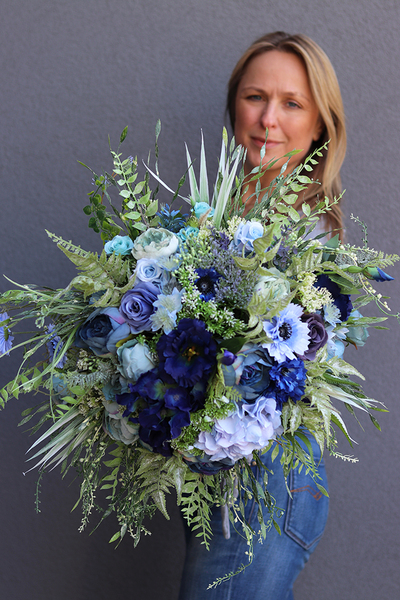 kompozycja kwiatowa Manfredo Blue w Pucharze, wys.64cm