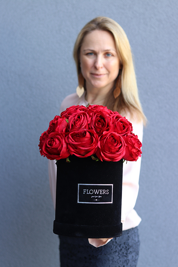 welurowy flowerbox / kompozycja kwiatowa Red Flowers, wys.29cm