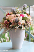 Carmen Canoe Pastels, kompozycja kwiatowa w stylowej donicy, wys.35cm