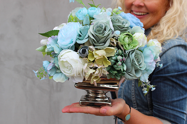 Landrassa kompozycja kwiatowa w srebrnym pucharze / bukiet wys.26cm