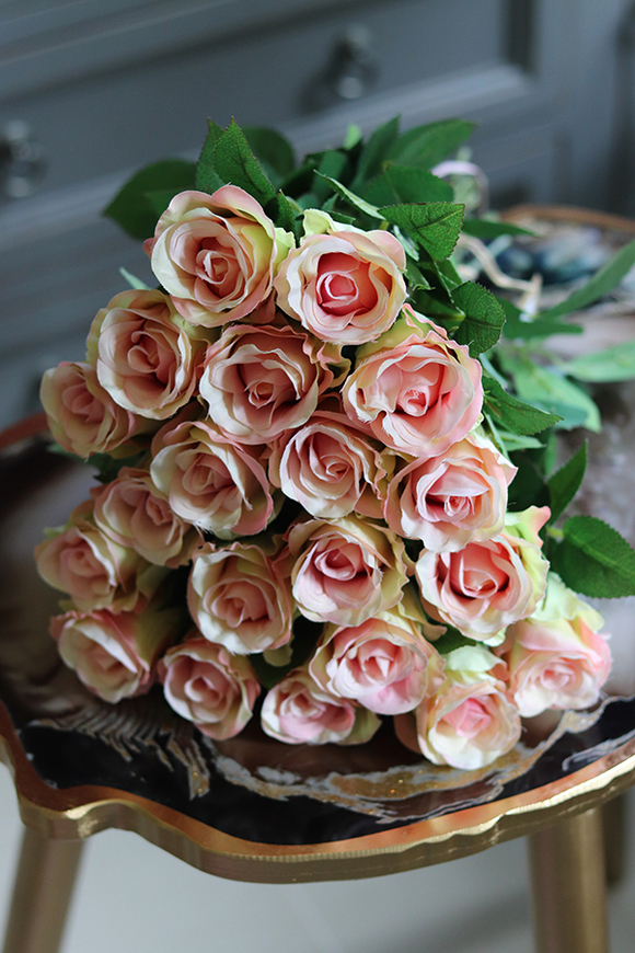 bukiet 20 szt. jasnoróżowo-kremowych róż, wys.35cm