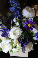 kompozycja kwiatowa w niebieskiej tonacji Tassano, wys.45cm 