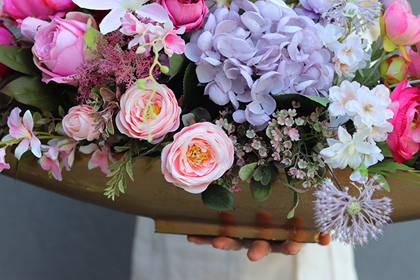 Lambada Diletta de Lux, różowa kwiatowa kompozycja w złotym naczyniu, dł.80cm