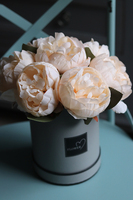Ecru Peonies, flowerbox z kwiatami w kolorze jasnej brzoskwini, wym.28cm