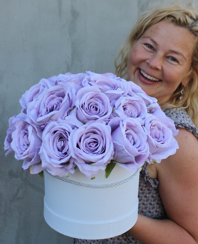 Anastazja, flowerbox / fioletowa kompozycja kwiatowa / bukiet z róż, wys.30cm
