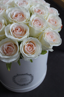 kompozycja kwiatowa / bukiet Flowerbox biel & róż Poezja, wys.34cm