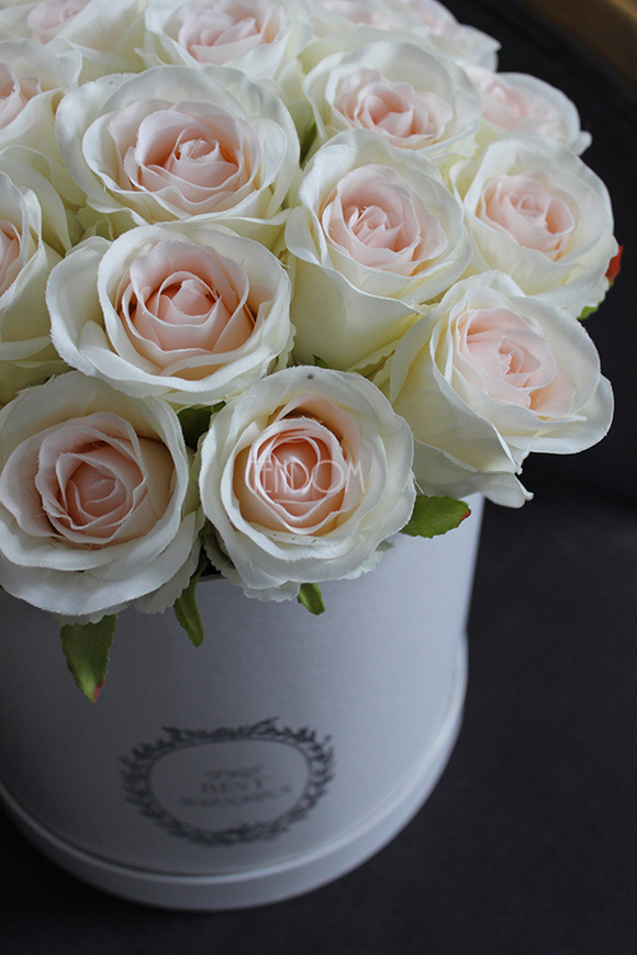 kompozycja kwiatowa / bukiet Flowerbox biel & róż Poezja, wys.34cm