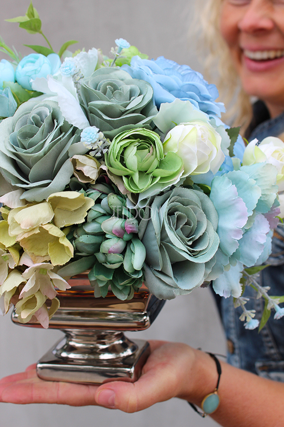 Landrassa kompozycja kwiatowa w srebrnym pucharze / bukiet wys.26cm