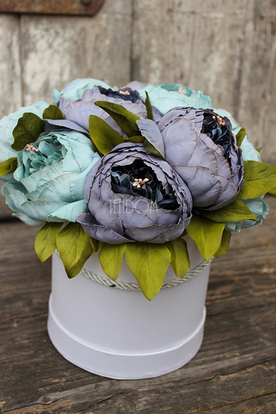 kompozycja kwiatowa / bukiet Flowerbox Niebieska Piwonia wys.22cm