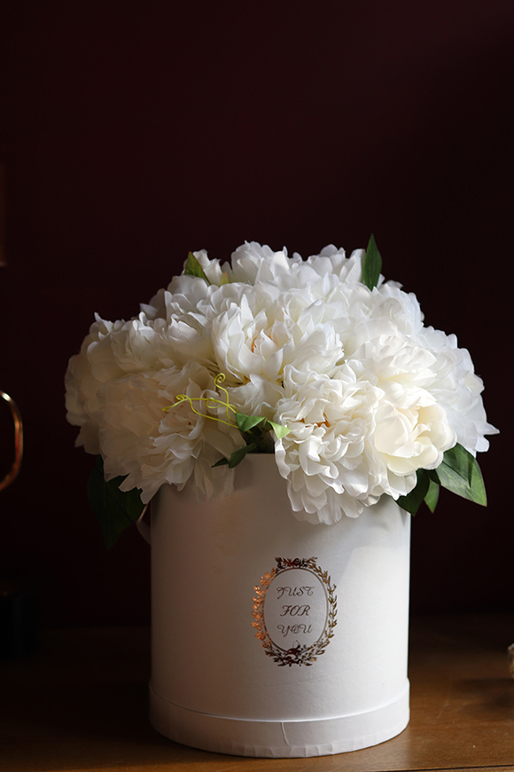 duży biały flowerbox z peoniami, Blanco Panna, wys.42cm