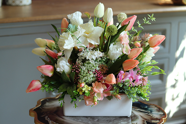 Bellana Mistre, bogata kompozycja kwiatowa w biało - srebrnej donicy, wys.38cm