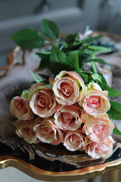 bukiet 10 szt. jasnoróżowo-kremowych róż w wazonie, wys.35cm