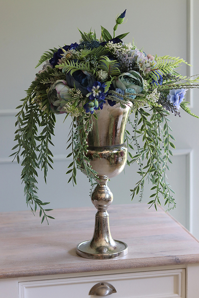 kompozycja kwiatowa Manfredo Blue w Pucharze, wys.64cm