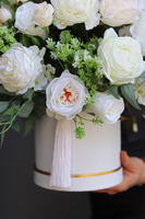 flowerbox w biało - złotym pudełku z chwostem, Komunia, wys.42cm