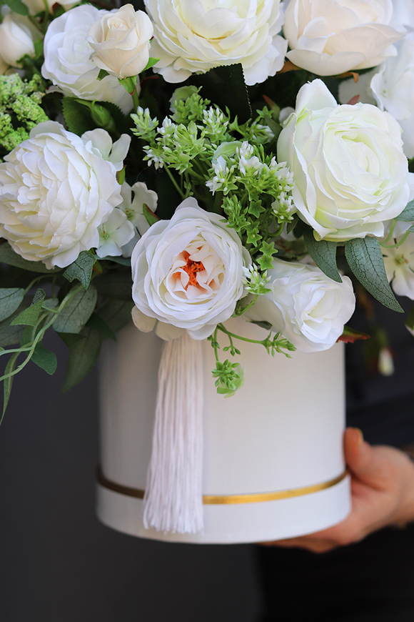 flowerbox w biało - złotym pudełku z chwostem, Komunia, wys.42cm