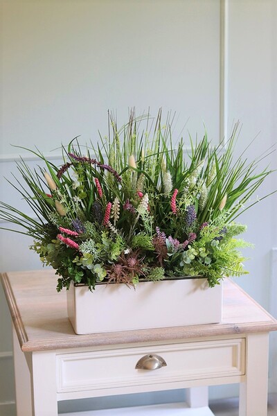 kompozycja z trawami w białej donicy, Refani, wys.45cm