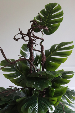 drzewko sztuczne w bogato zdobionej osłonce, Monstera Clayfibre Glamour, wys.86cm