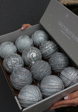 błyszczące szaro - srebrne bombki Dekoria, śr 9cm, kpl. 12szt.
