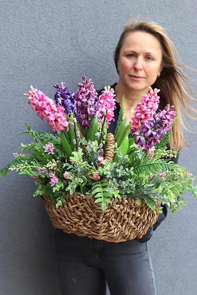 dekoracyjny kosz z hiacyntami, Teressa, wys.46cm