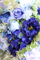 kompozycja kwiatowa Manfredo Blue w Pucharze, wys.64cm