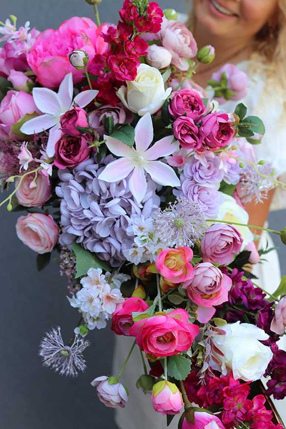 Lambada Diletta de Lux, różowa kwiatowa kompozycja w złotym naczyniu, dł.80cm