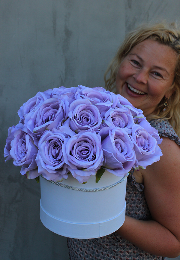 Anastazja, flowerbox / fioletowa kompozycja kwiatowa / bukiet z róż, wys.30cm