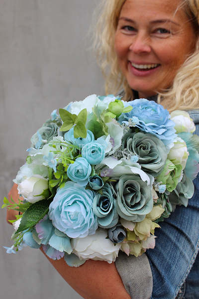 Landrassa kompozycja kwiatowa w srebrnym pucharze / bukiet wys.26cm