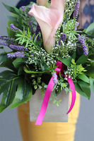 Palladium 2, dekoracja nagrobna z różowymi kallami, wys.37cm