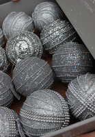 błyszczące szaro - srebrne bombki Dekoria, śr 9cm, kpl. 12szt.