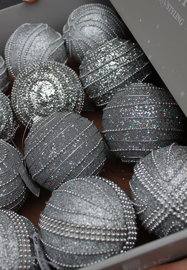 błyszczące szaro - srebrne bombki Dekoria, śr 9cm, kpl. 12szt.