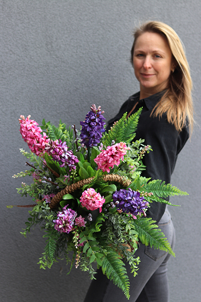 dekoracyjny kosz z hiacyntami, Teressa, wys.46cm