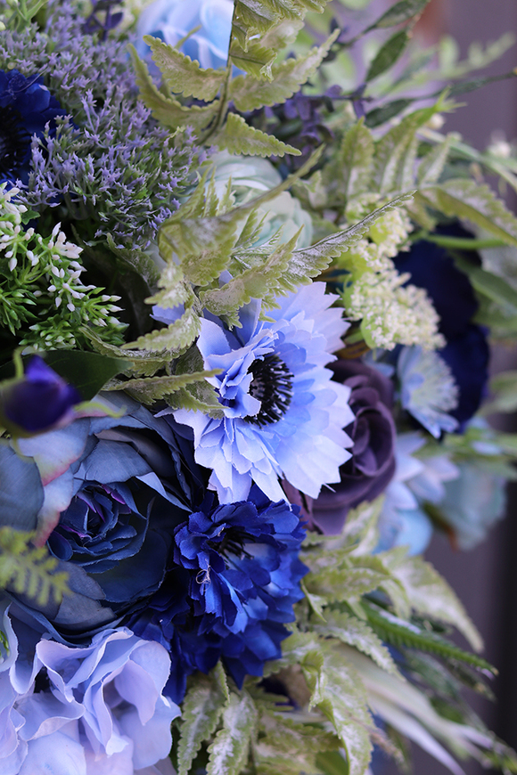 kompozycja kwiatowa Manfredo Blue w Pucharze, wys.64cm