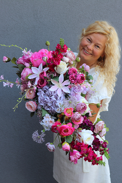 Lambada Diletta de Lux, różowa kwiatowa kompozycja w złotym naczyniu, dł.80cm